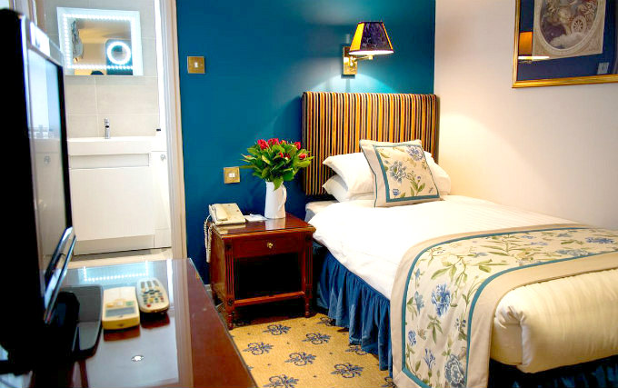 A single room at London Lodge Hotel