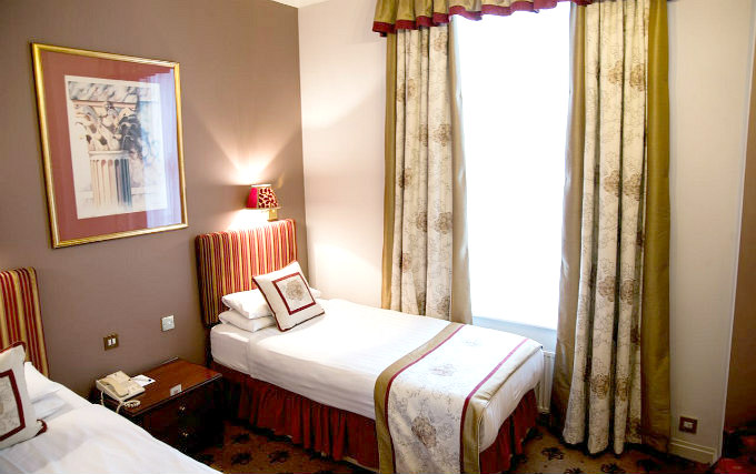 A twin room at London Lodge Hotel