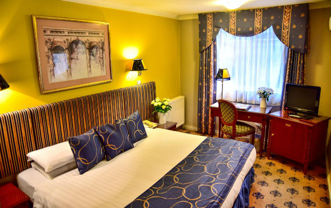 A comfortable double room at London Lodge Hotel