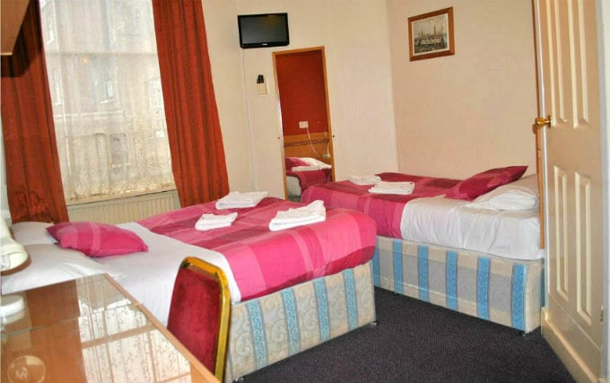 A comfortable triple room at Guilford Hotel