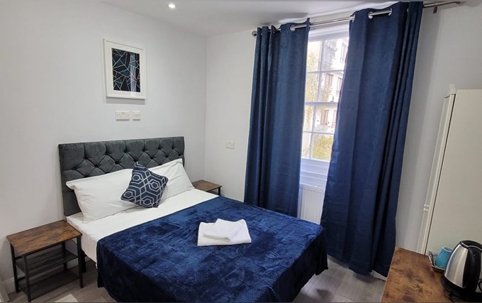 A comfortable double room at Argyle Square Hotel