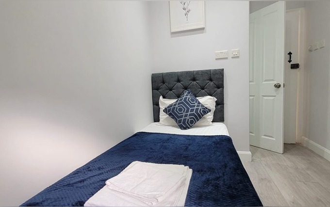 A comfortable single room at Argyle Square Hotel