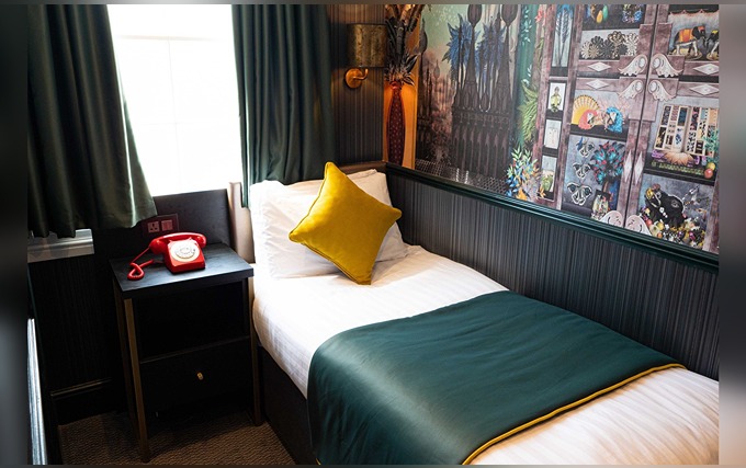 A comfortable single room at Hyde Park Green Hotel