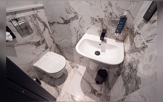 A typical bathroom at Hyde Park Green Hotel