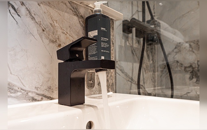 A typical bathroom at Hyde Park Green Hotel