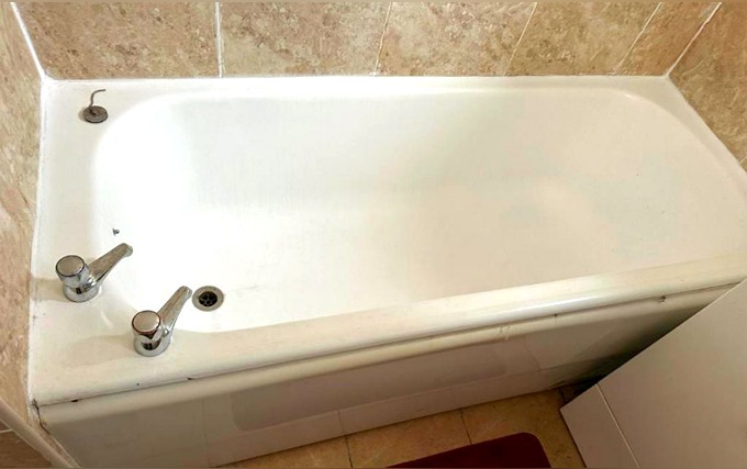 A bathroom at Whites Inn