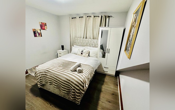 A comfortable double room at Heathrow Roomzz BnB