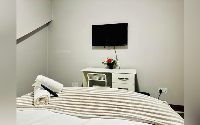 A double room at Heathrow Roomzz BnB