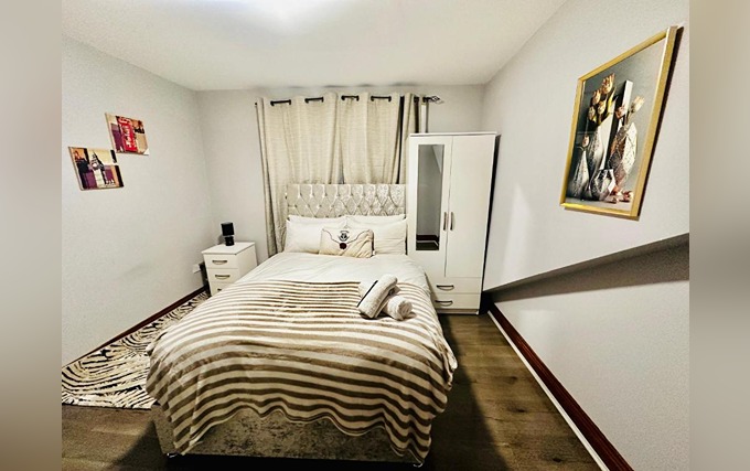 A comfortable double room at Heathrow Roomzz BnB