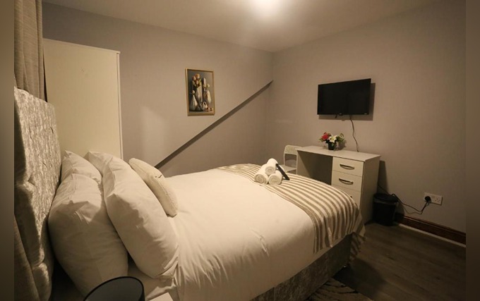 A typical double room at Heathrow Roomzz BnB