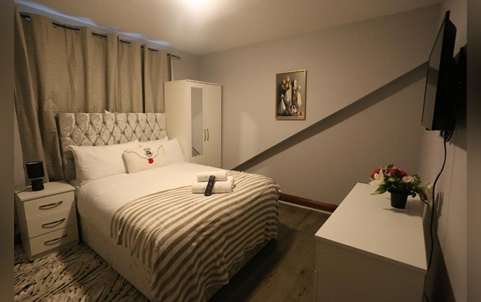 A typical double room at Heathrow Roomzz BnB