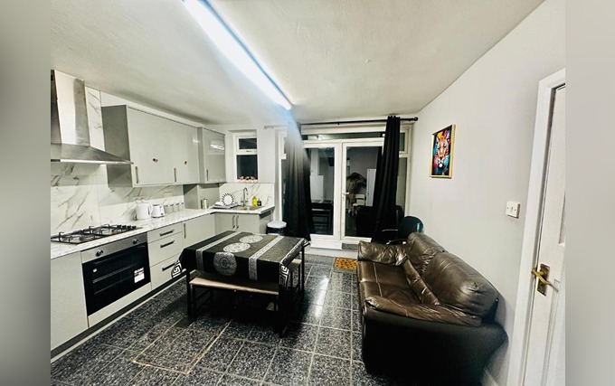 Kitchen at Heathrow Roomzz BnB