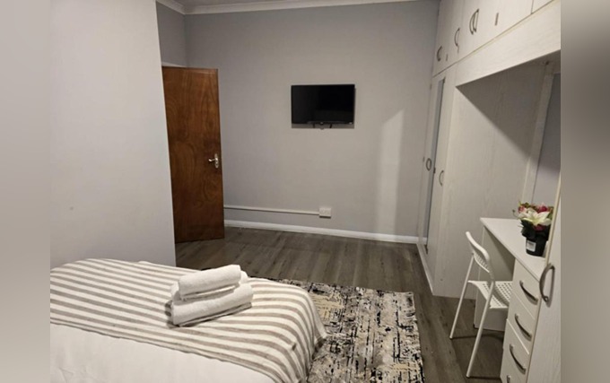 A comfortable single room at Heathrow Roomzz BnB