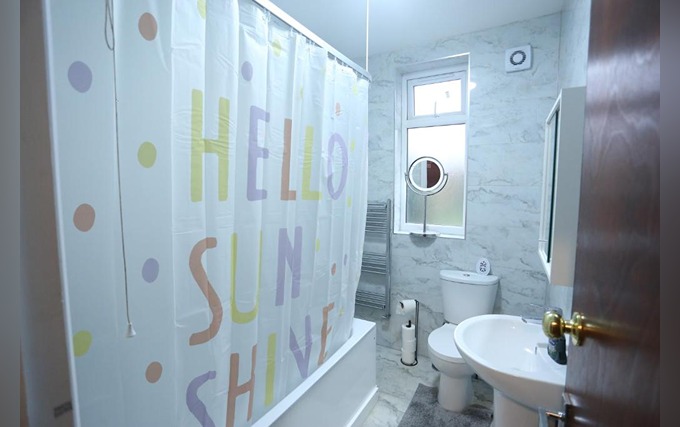 A typical bathroom at Heathrow Roomzz BnB