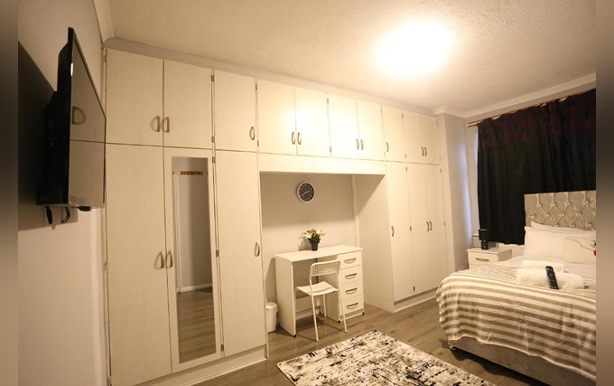 A typical double room at Heathrow Roomzz BnB