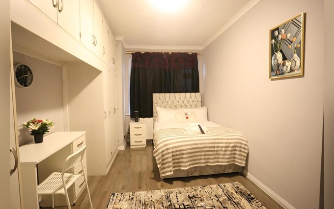 A double room at Heathrow Roomzz BnB