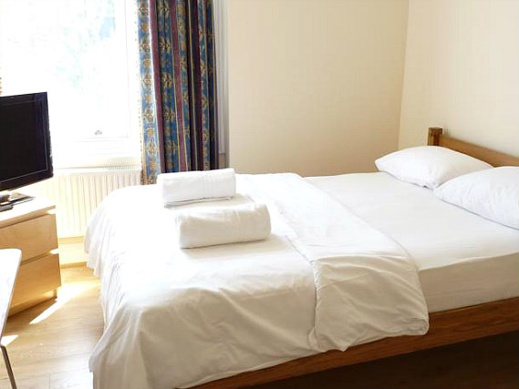 A typical double room at Earls Court Studios
