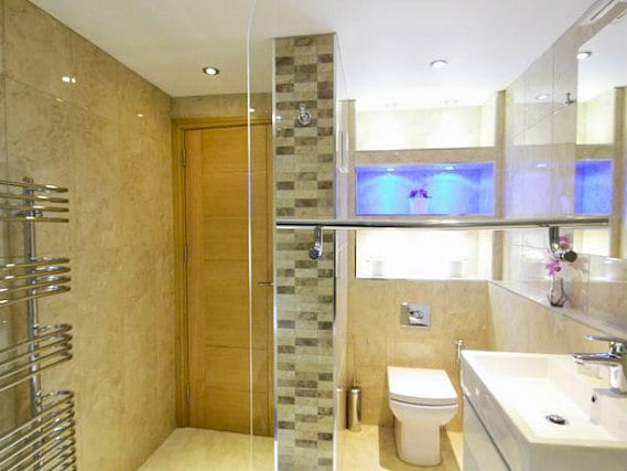 A typical bathroom at Hyde Park Suites