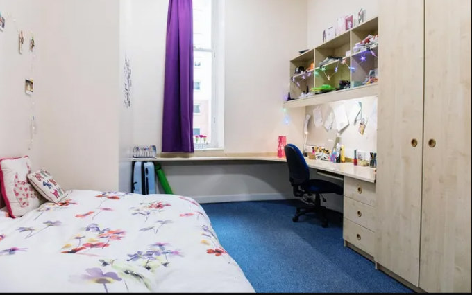 A comfortable double room at Merchant City House