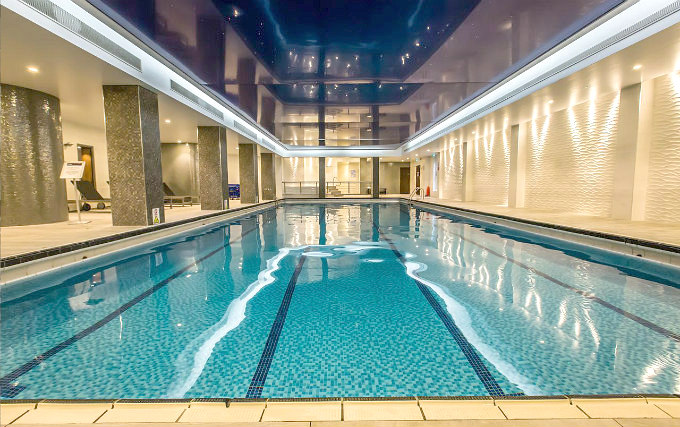 Swimmingpool at Holiday Inn London Kensington