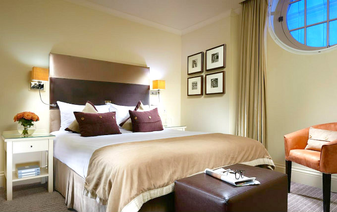 A comfortable double room at London Bridge Hotel