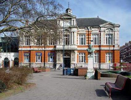 Book a hotel near Tate Library