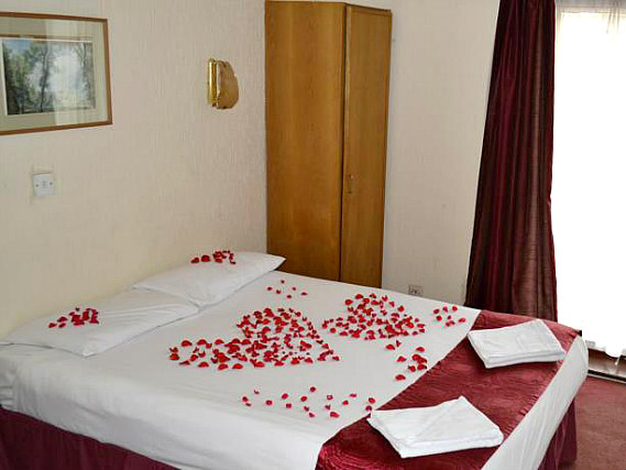 A comfortable double room at the Cranbrook Hotel