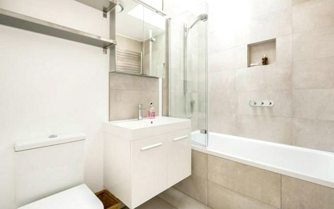 A typical bathroom at Craven Hill Apartments