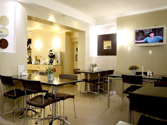 A place to eat at Oyo Flagship Huttons