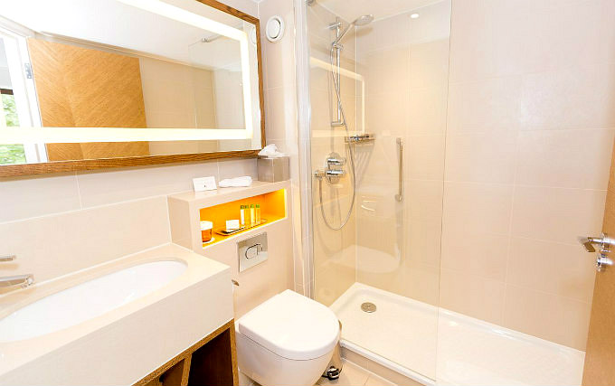 A typical bathroom at Doubletree by Hilton London Hyde Park