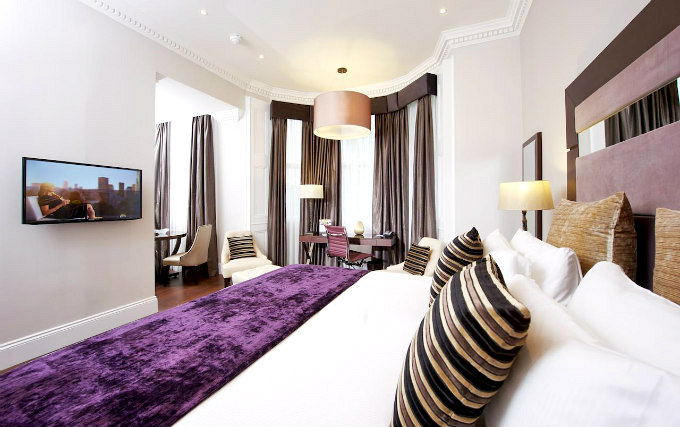 A comfortable double room at Fraser Suites Queens Gate