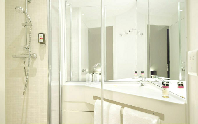 A typical bathroom at Southwark Rose Hotel