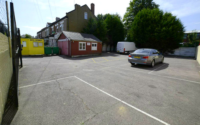 Parking at Express Lodging Studios