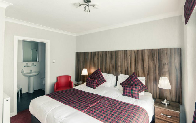A comfortable double room at Argyll Guest House