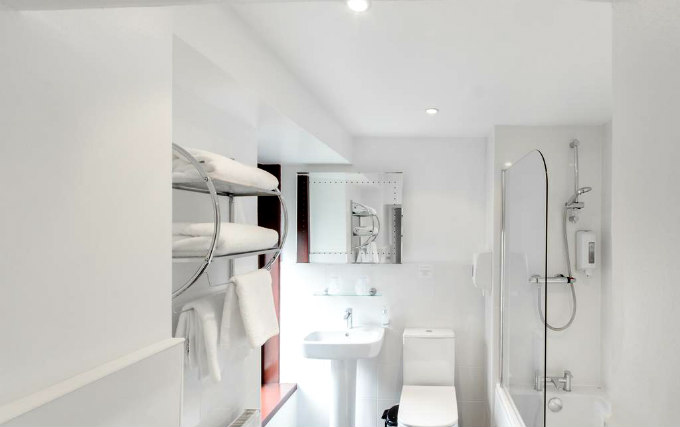 A typical bathroom at Argyll Guest House