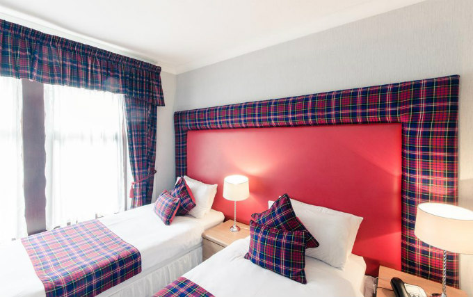 A comfortable twin room at Argyll Guest House