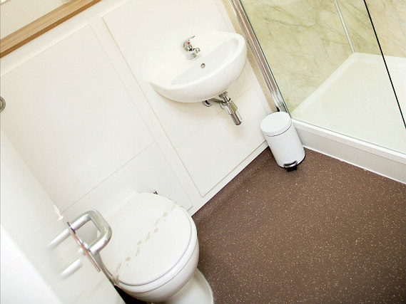 A bathroom at Keele Management Centre