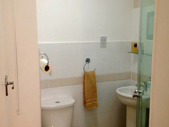 A bathroom at Apple House Guesthouse Heathrow Airport