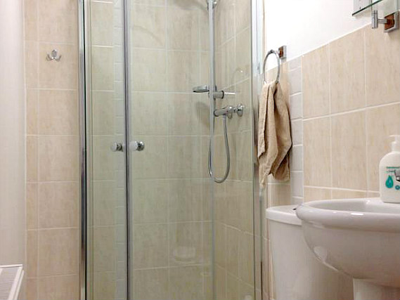 A typical bathroom at Apple House Guesthouse Heathrow Airport