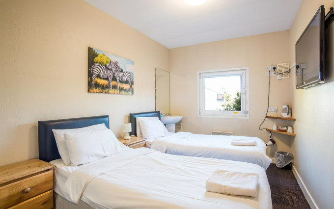 A comfortable twin room at Metro Inns Teesside