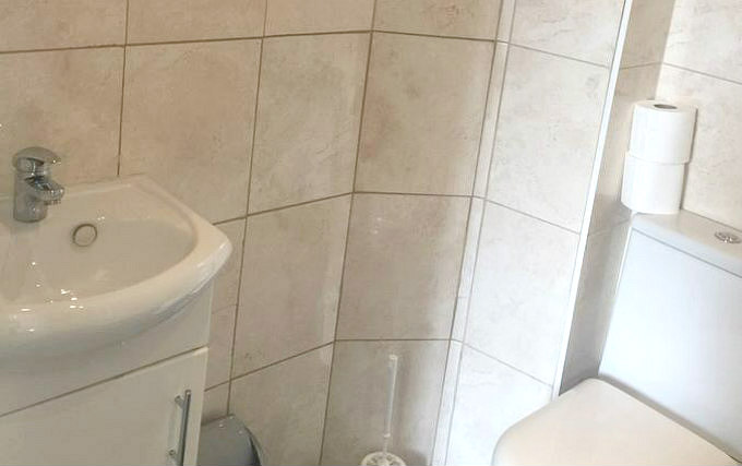 A typical bathroom at Andrews House Hotel