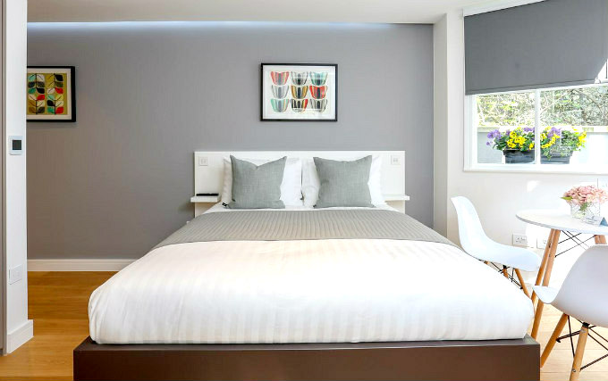 A comfortable double room at Monocrown London Studios