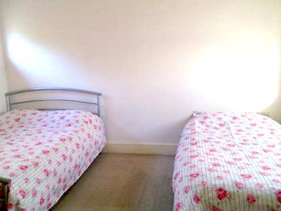 A light and airy twin room at Rooms For You 