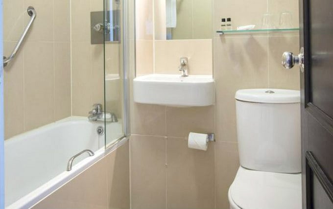 A typical bathroom at Thistle Hotel Heathrow