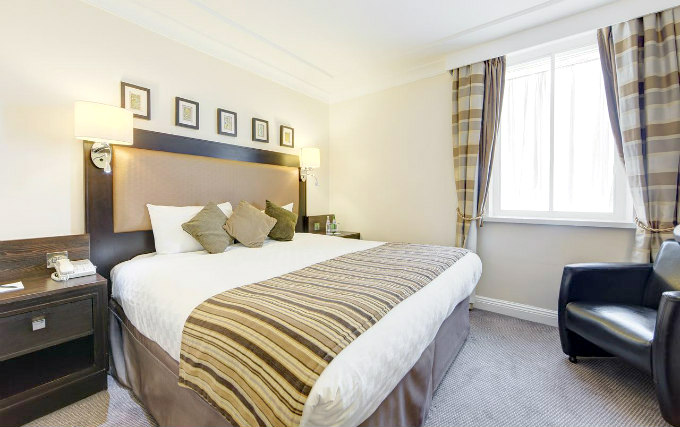A comfortable double room at Thistle Hotel Heathrow
