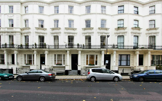 The exterior of Somerset Kensington Gardens Apartments