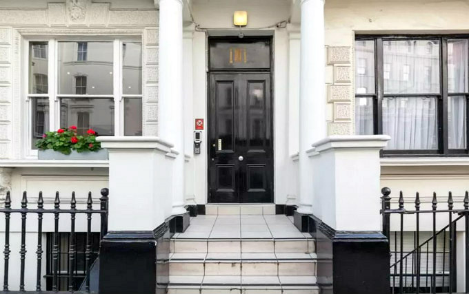 An exterior view of Somerset Kensington Gardens Apartments
