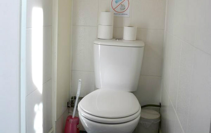 A typical bathroom at Falcon Hotel London