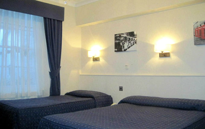 A comfortable triple room at Aaraya Hotel London