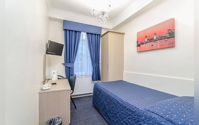 A comfortable single room at Aaraya Hotel London